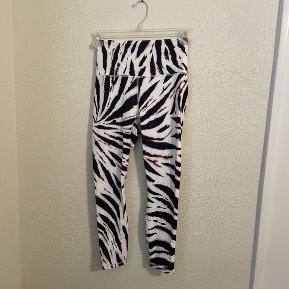 Fabletics Zebra Tie Dye Leggings Set - Picture 4 of 5